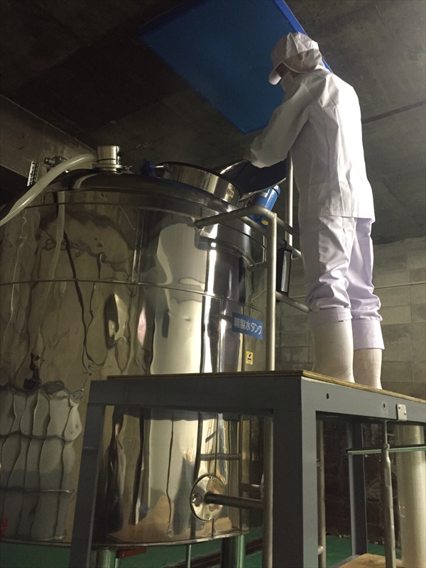 オリンプーは釜焚き法と呼ばれる手法で丁寧に時間をかけて手作りされております。