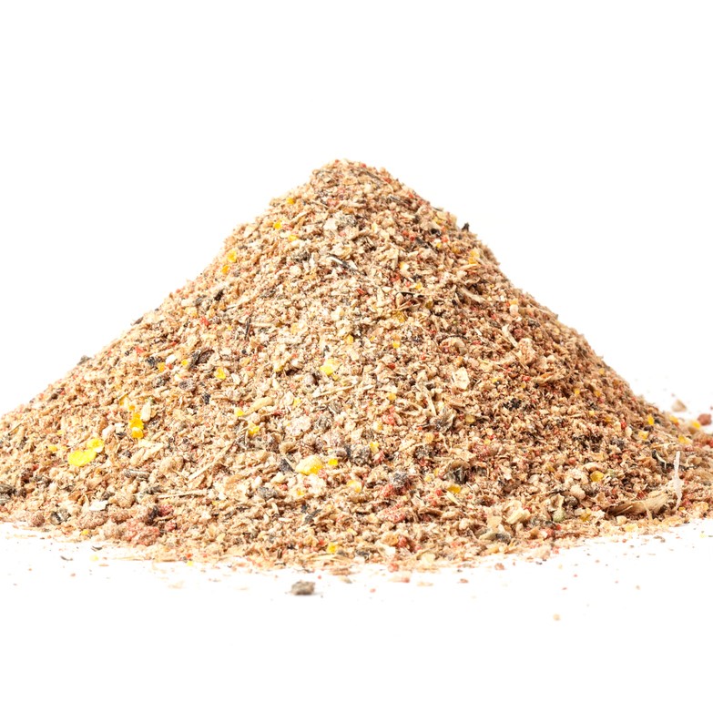 ひとつは、煮干を粉砕したもので、主に長崎産のものです。吸収の良いカルシウムを多く含みます。もうひとつは、北海道産こまいの干物を粉砕したものです。煮干とは対照的に、良質なタンパク質を供給します。