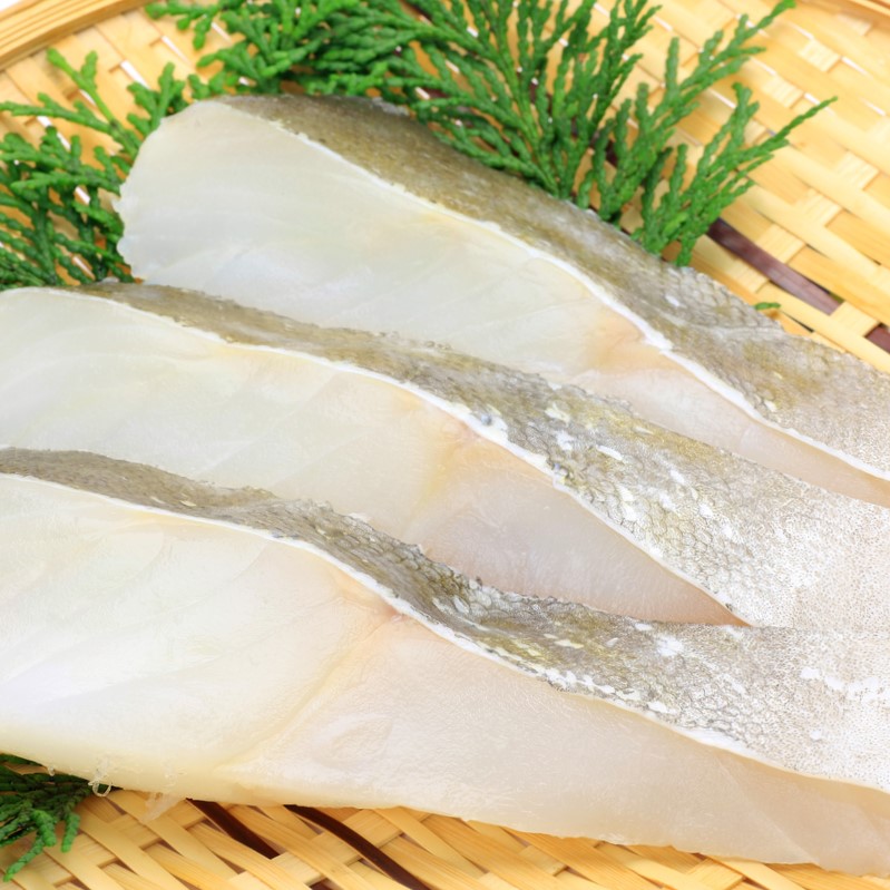 タラを中心に、青背の魚を混ぜて使います。アミノ酸、脂肪酸のバランスを整えるためです。嗜好性も上がります。