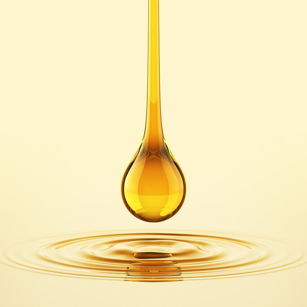 ハーブシールオイルは、カナダで粗精製された原油を日本国内で高度に精製しています。この精製工程では、ほぼ真空近くまで圧力を下げることで不純物を取り除く「分子蒸留」と呼ばれる特別な手法を採用しています。こうして得られたクリーンな油をさらに精製して製品化しています。