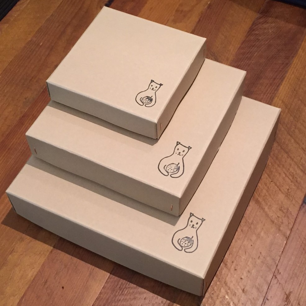 どこか懐かしさを感じるホッチキス箱に入れてお届けします。こちらの箱もメイドインジャパンというこだわり。ギフトにもオススメです。