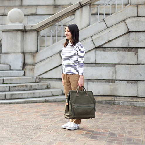 持ち手はバッグの雰囲気を壊さないコットンテープを使用。